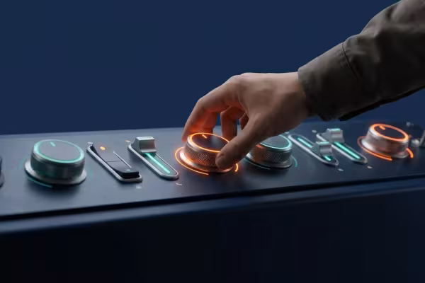 Una mano ajusta uno de varios mandos de control, cada uno en un nivel de autonomía distinto