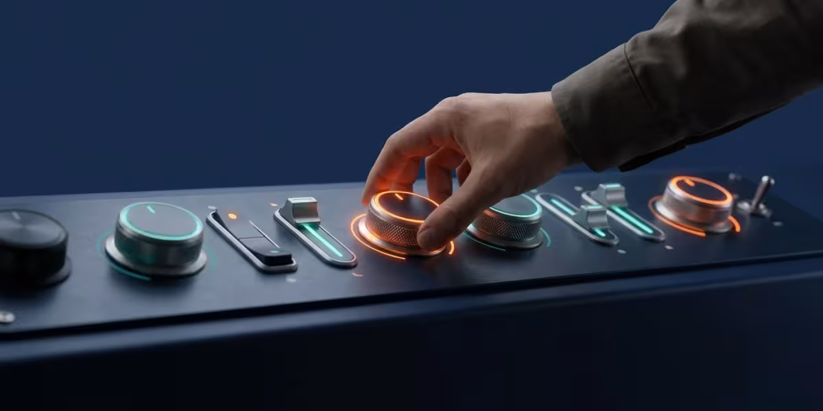 Una mano ajusta uno de varios mandos de control, cada uno en un nivel de autonomía distinto